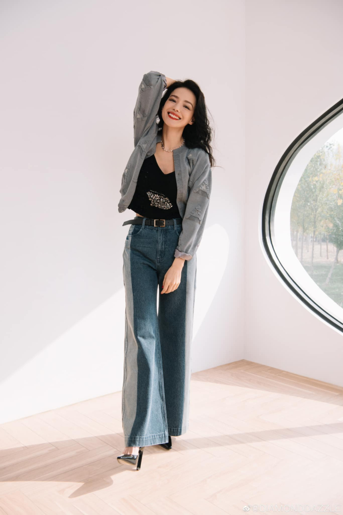 Nếu nghĩ U50 l&agrave; nhan sắc gi&agrave; cỗi, ăn mặc tuềnh to&agrave;ng: Cứ nh&igrave;n chị đại Thư Kỳ sẽ thấy cảm hứng hồi xu&acirc;n - Ảnh 4.