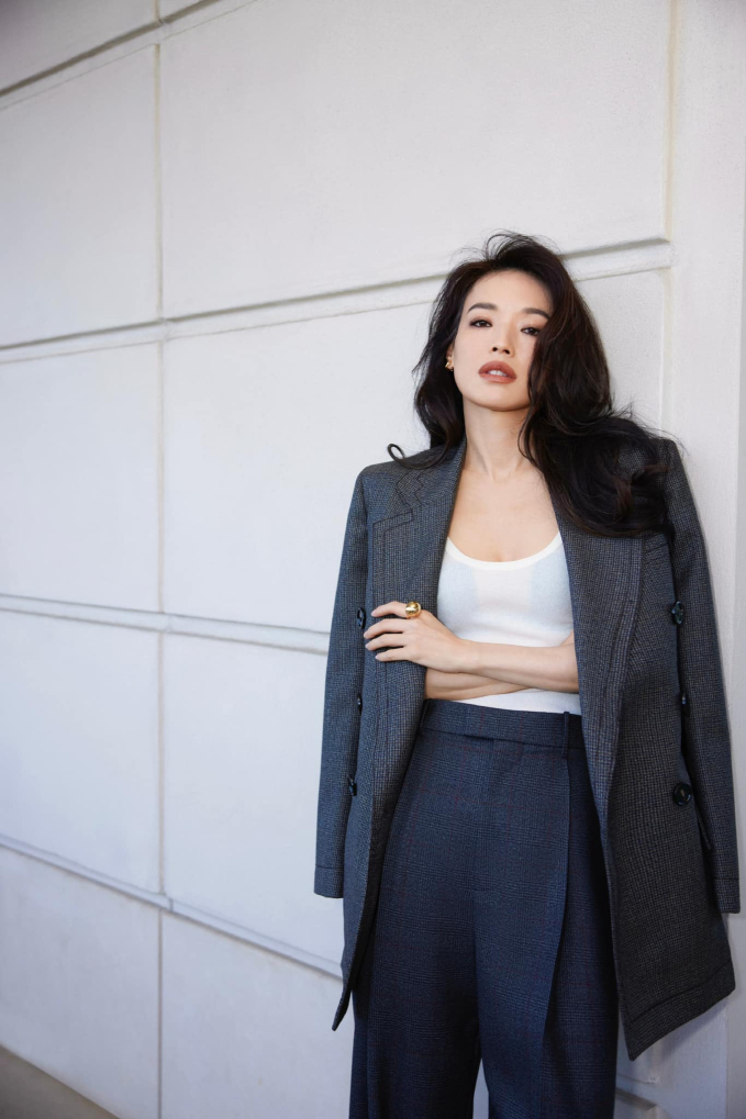 Nếu nghĩ U50 l&agrave; nhan sắc gi&agrave; cỗi, ăn mặc tuềnh to&agrave;ng: Cứ nh&igrave;n chị đại Thư Kỳ sẽ thấy cảm hứng hồi xu&acirc;n - Ảnh 3.