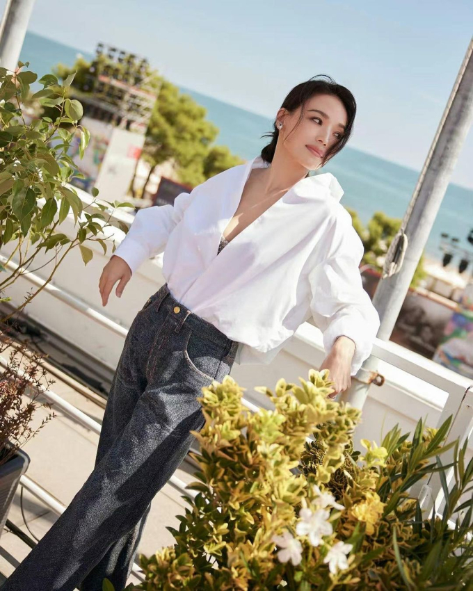 Nếu nghĩ U50 l&agrave; nhan sắc gi&agrave; cỗi, ăn mặc tuềnh to&agrave;ng: Cứ nh&igrave;n chị đại Thư Kỳ sẽ thấy cảm hứng hồi xu&acirc;n - Ảnh 1.