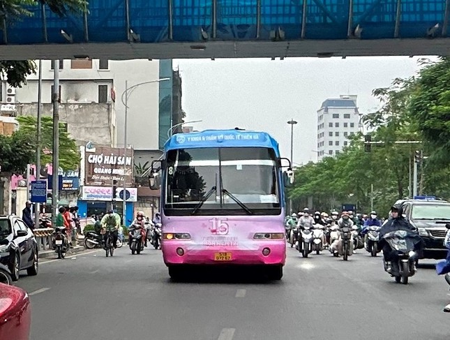 Xe khách trùm quảng cáo tiếp tục diễu phố, vượt đèn đỏ tại Hà Nội - Ảnh 9.