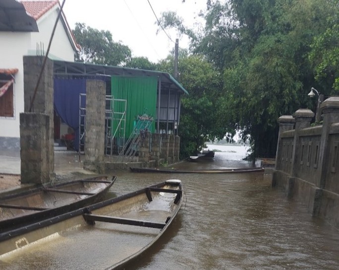 Thừa Thiên - Huế: Có nơi ngập sâu đến 1,3 m do mưa lũ, một số trường học đóng cửa - Ảnh 4.