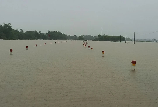 Thừa Thiên - Huế: Có nơi ngập sâu đến 1,3 m do mưa lũ, một số trường học đóng cửa - Ảnh 3.