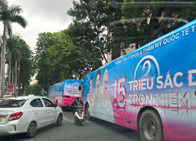 Xe khách trùm quảng cáo tiếp tục diễu phố, vượt đèn đỏ tại Hà Nội - Ảnh 7.