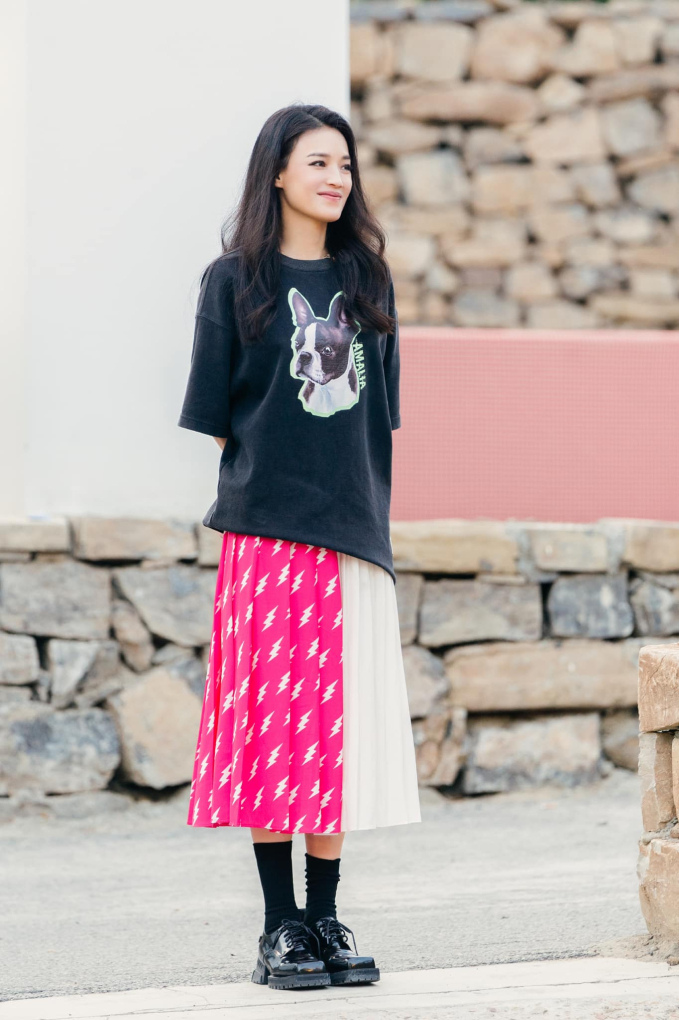 Nếu nghĩ U50 l&agrave; nhan sắc gi&agrave; cỗi, ăn mặc tuềnh to&agrave;ng: Cứ nh&igrave;n chị đại Thư Kỳ sẽ thấy cảm hứng hồi xu&acirc;n - Ảnh 6.