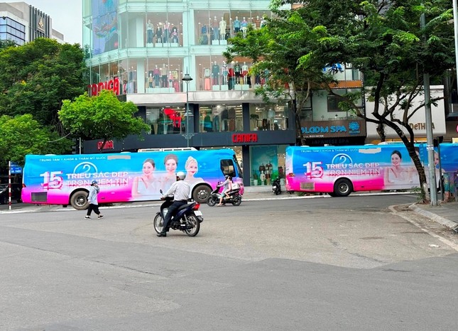 Xe khách trùm quảng cáo tiếp tục diễu phố, vượt đèn đỏ tại Hà Nội - Ảnh 2.