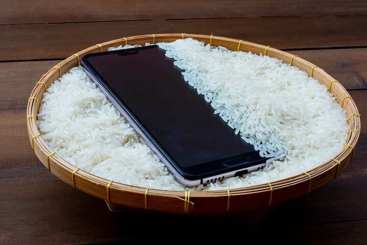 Mẹo vặt 'thần thánh' từ gạo: Cứu điện thoại bị ướt, làm sạch đồ dùng... - Ảnh 1. Mẹo vặt 'thần thánh' từ gạo: Cứu điện thoại bị ướt, làm sạch đồ dùng... - Ảnh 1.