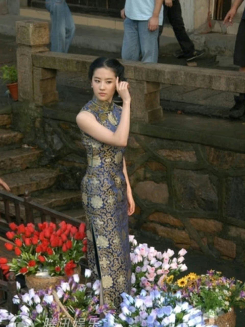 Đào lại loạt ảnh Lưu Diệc Phi diện sườn xám trong hậu trường, khí chất “thần tiên tỷ tỷ” bất bại qua cam thường - Ảnh 2. Đào lại loạt ảnh Lưu Diệc Phi diện sườn xám trong hậu trường, khí chất “thần tiên tỷ tỷ” bất bại qua cam thường - Ảnh 2.
