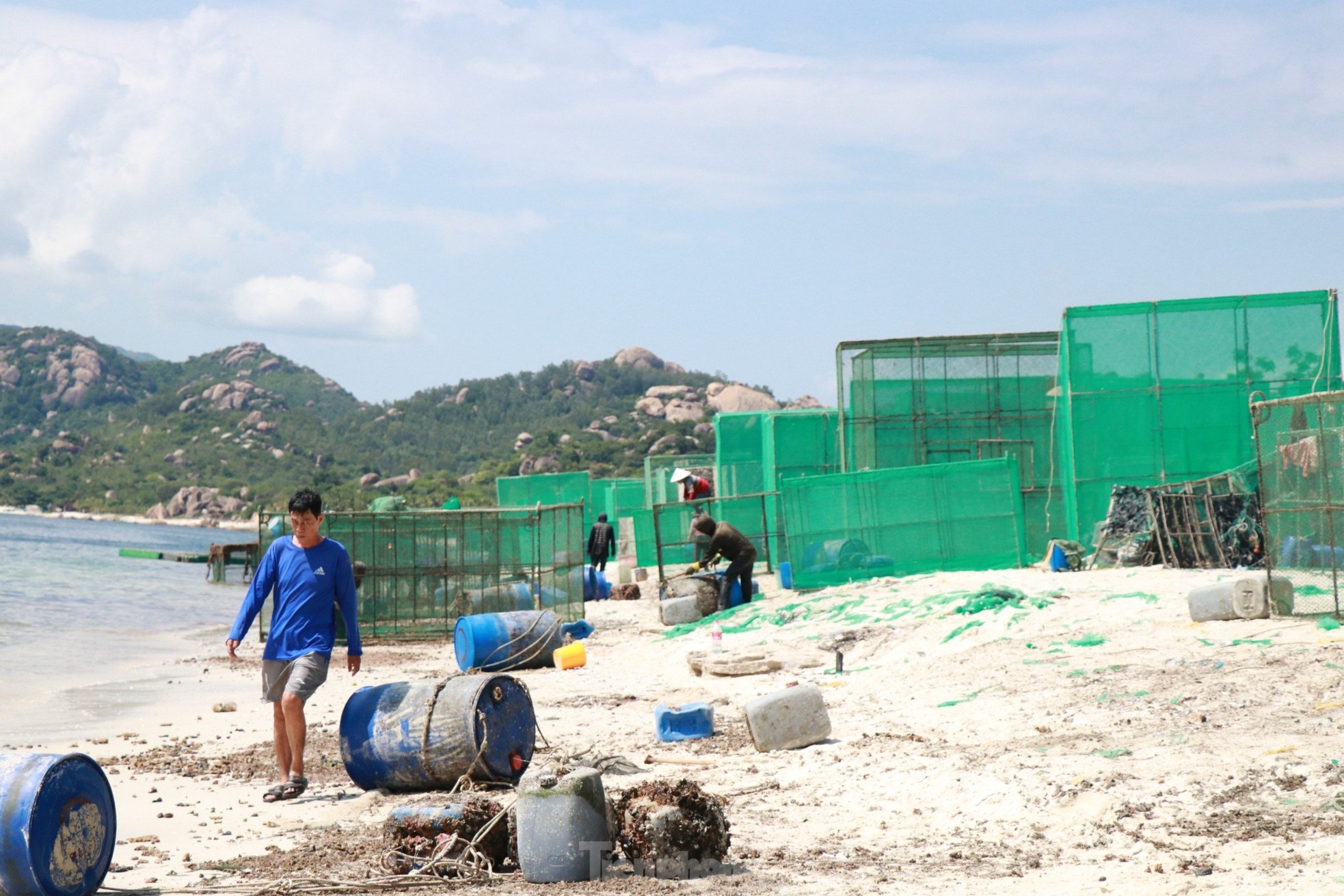 Bãi biển đẹp như Maldives ở vịnh Cam Ranh bị 'nghĩa địa rác' tàn phá - Ảnh 12.