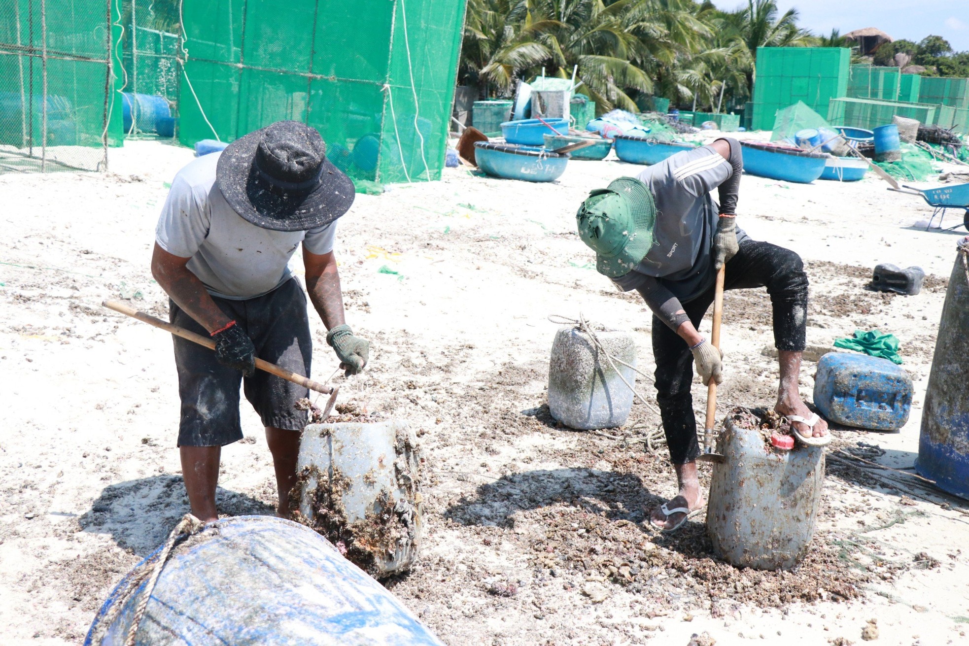 Bãi biển đẹp như Maldives ở vịnh Cam Ranh bị 'nghĩa địa rác' tàn phá - Ảnh 11.