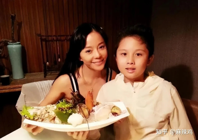 Mỹ nhân “Bao Thanh Thiên”: Gây tranh cãi vì cách nuôi dạy con, nuông chiều tới mức khiến cậu bé vướng vòng lao lý khi mới 18 tuổi - Ảnh 5.