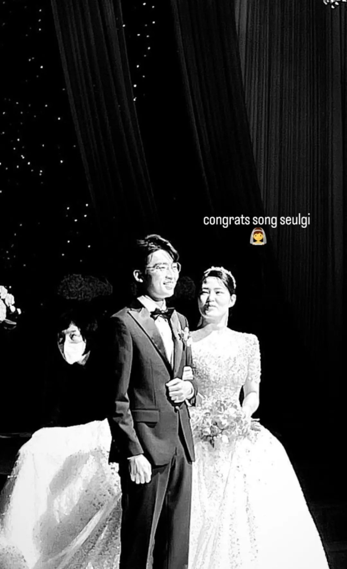 Song Joong Ki đưa vợ Tây dự hôn lễ em gái mà như đi thảm đỏ: Katy đẹp hẳn sau sinh, cách tài tử nhìn bà xã gây sốt - Ảnh 1.