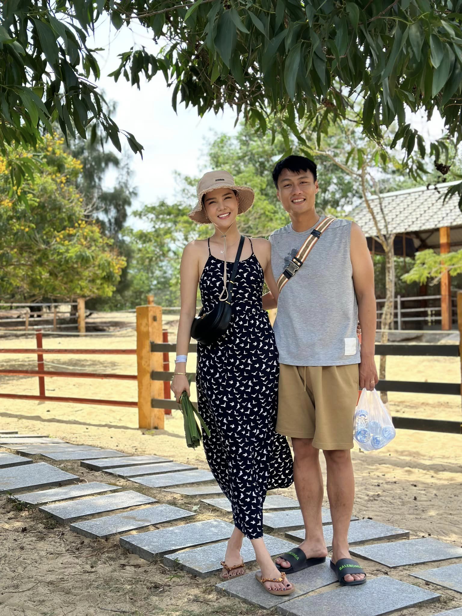 Từ nghi vấn &quot;trà xanh&quot; yêu cầu thủ đào hoa, nàng mẫu giờ viên mãn được chồng chiều, tậu toàn biệt thự lẫn xe sang - Ảnh 3.