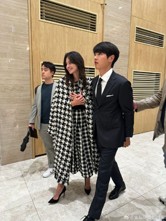 Song Joong Ki đưa vợ Tây dự hôn lễ em gái mà như đi thảm đỏ: Katy đẹp hẳn sau sinh, cách tài tử nhìn bà xã gây sốt - Ảnh 2.