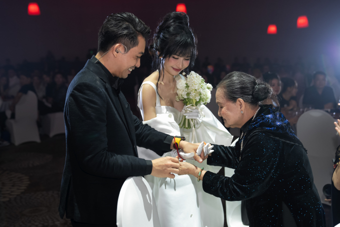 Đại gia Minh Nhựa ngọt ngào &quot;khóa môi&quot; vợ, khoe giấy đăng ký kết hôn với Mina Phạm - Ảnh 8.