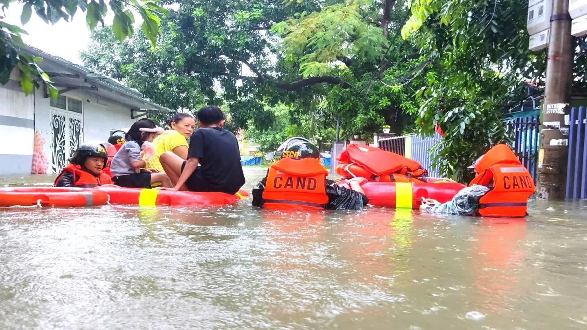 Mưa xối xả tại miền Trung: Lần đầu tiên nâng cảnh báo rủi ro thiên tai cấp cao nhất, diễn biến mưa lớn phức tạp - Ảnh 1.