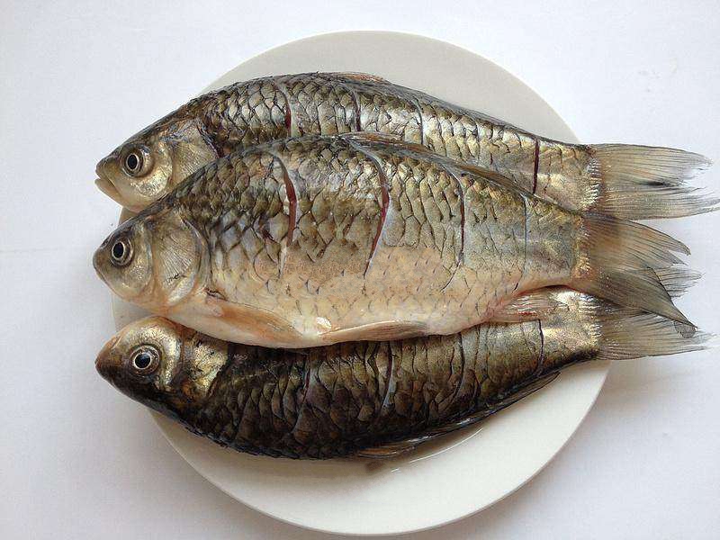 C&aacute; diếc chi&ecirc;n gi&ograve;n rim mặn ngọt ngon cơm - Ảnh 1.