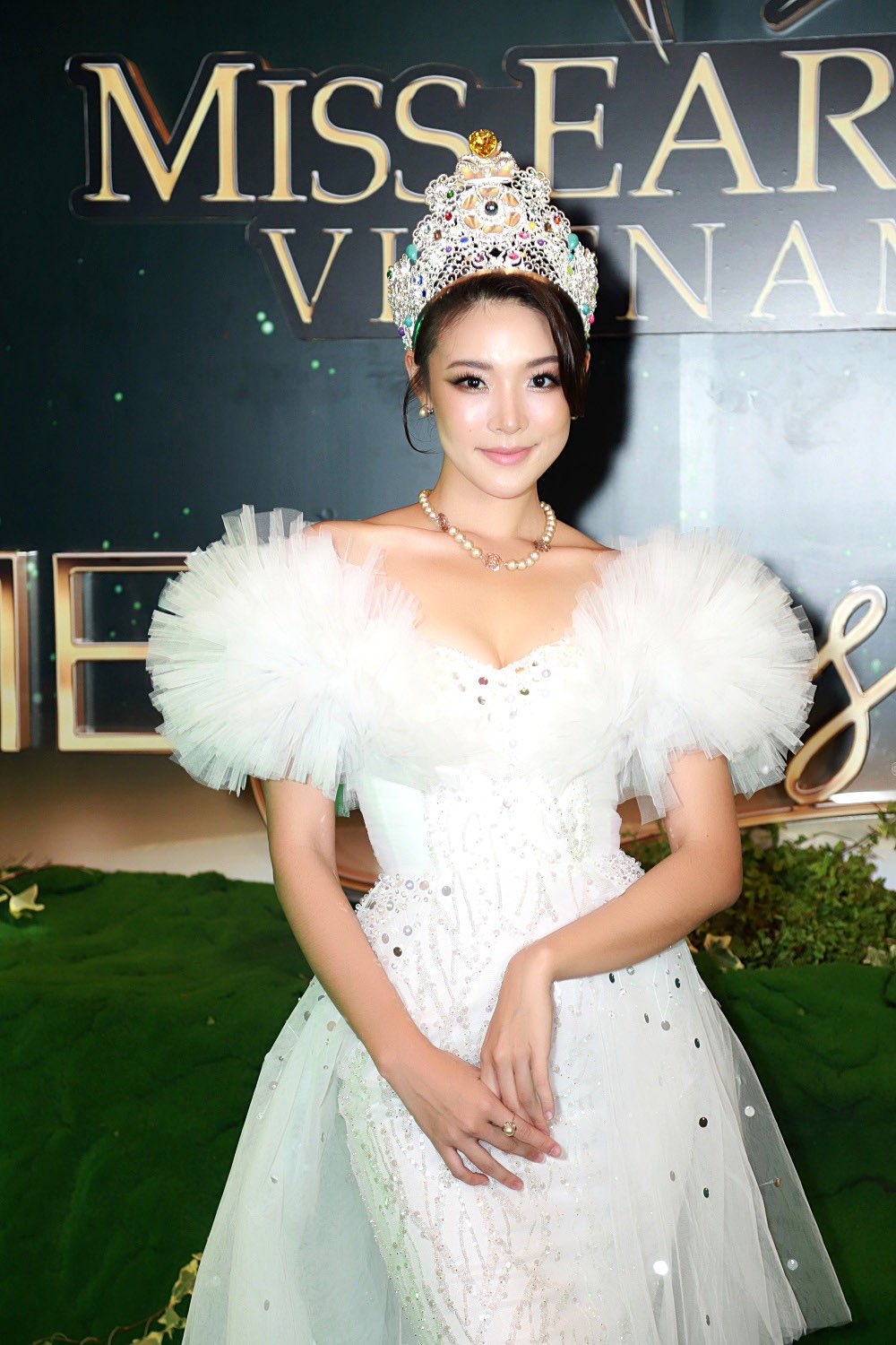 Thảm đỏ Miss Earth Vietnam 2023: Con gái Trương Ngọc Ánh khoe chân cực phẩm, Bùi Quỳnh Hoa vắng mặt đầy khó hiểu - Ảnh 2.