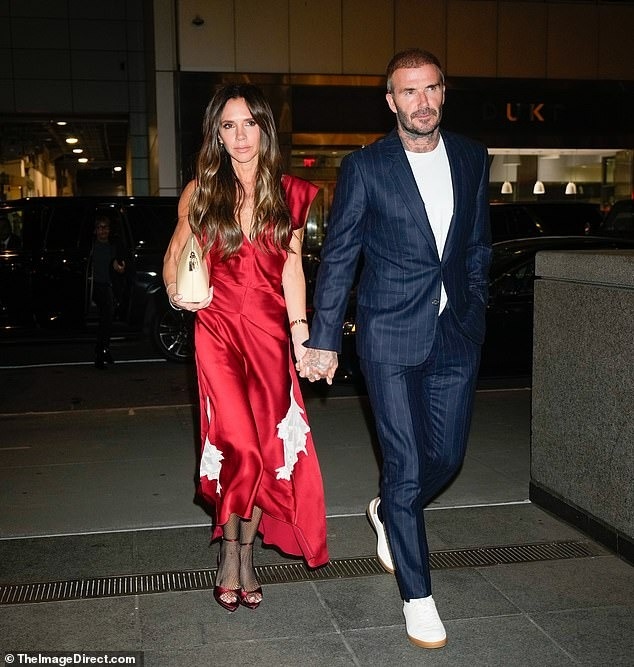 Vợ chồng David - Victoria Beckham nắm tay tình cảm xuống phố - Ảnh 2.
