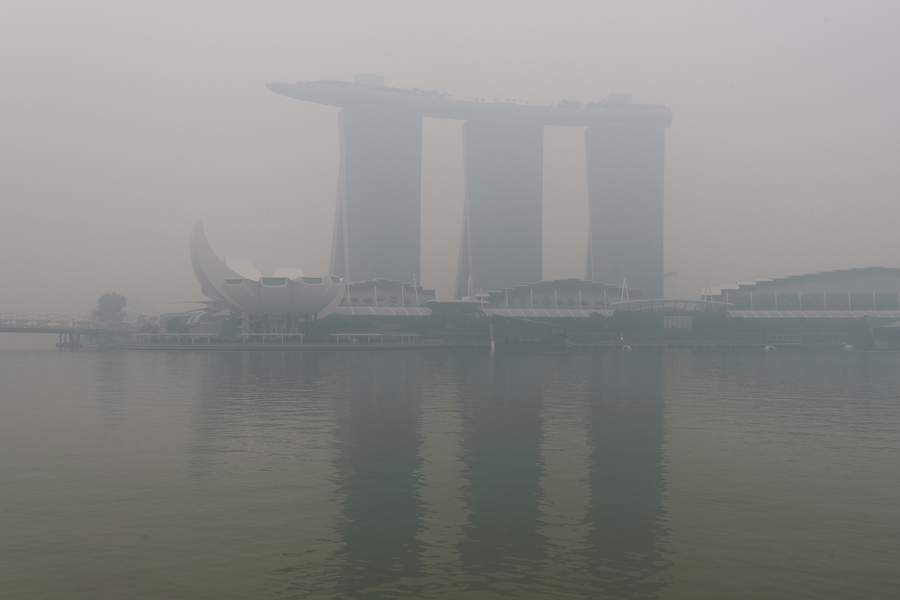 Khói mù tái diễn, chạm mốc có hại cho sức khỏe ở Singapore - Ảnh 1. Khói mù tái diễn, chạm mốc có hại cho sức khỏe ở Singapore - Ảnh 1.