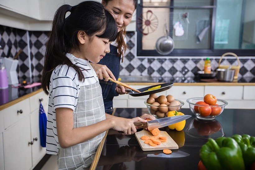 Mẹ làm cách này, con chủ động hào hứng ăn rau - Ảnh 1.