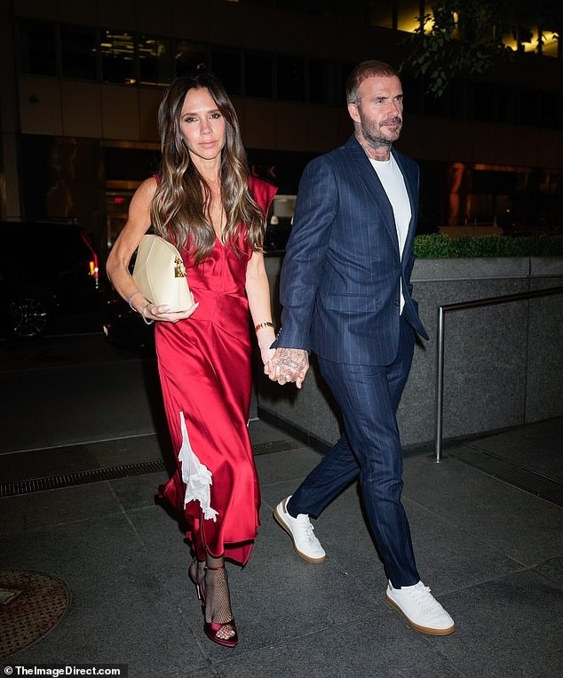 Vợ chồng David - Victoria Beckham nắm tay tình cảm xuống phố - Ảnh 1.