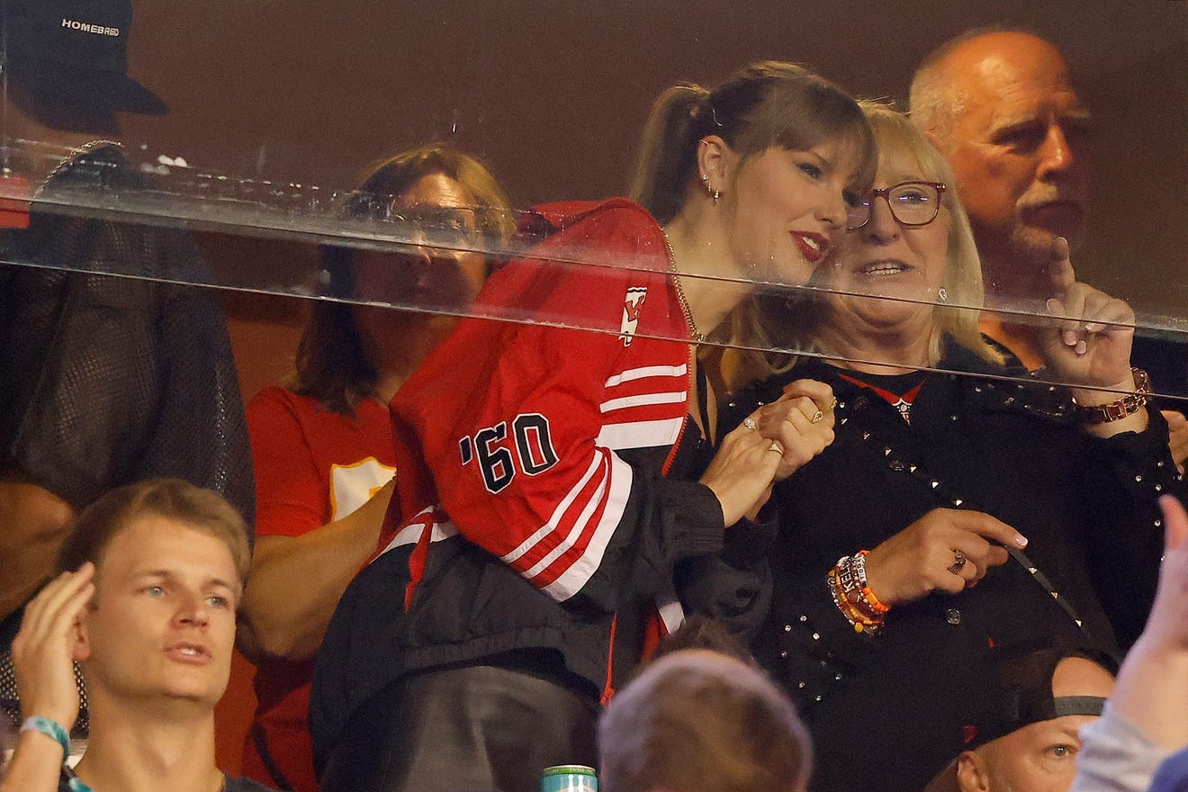 HOT: Taylor Swift công khai nắm tay tình tứ, cùng lên truyền hình với bạn trai cầu thủ bằng tuổi! - Ảnh 9.
