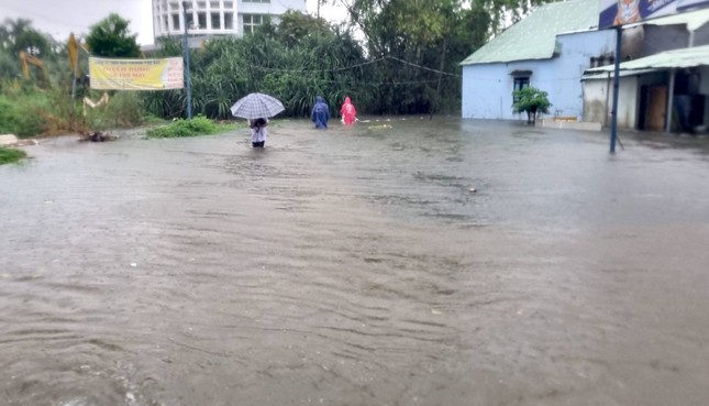 Biển nước bủa vây khu dân cư ở Quảng Nam, người dân chèo ghe thoát &quot;vùng nguy hiểm&quot; - Ảnh 7.