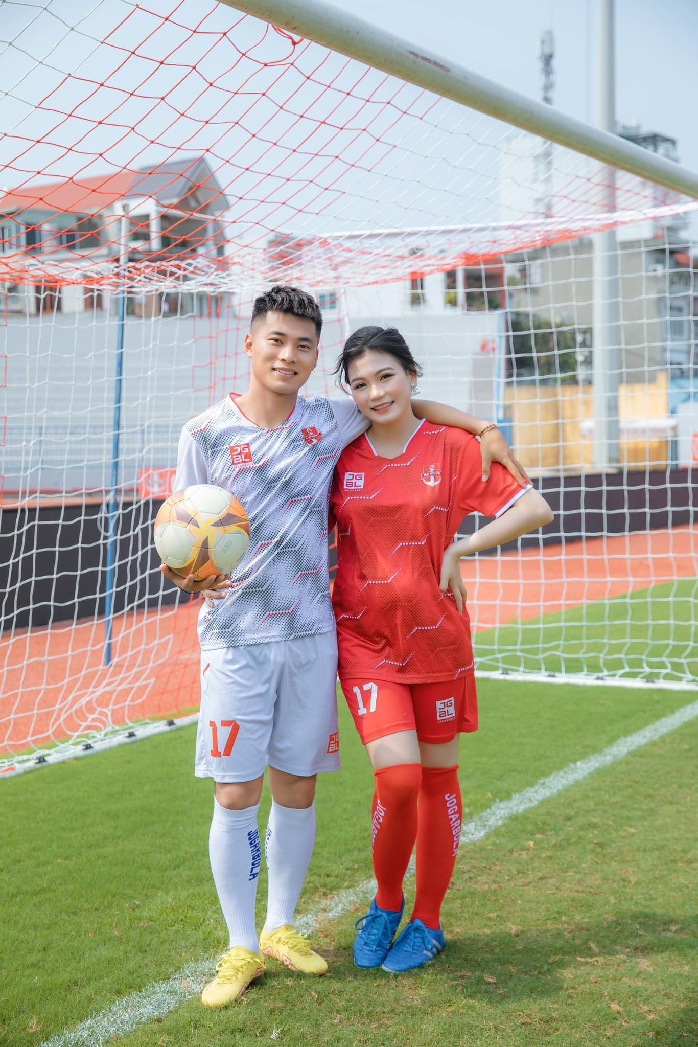 Tiền vệ ĐT Việt Nam đón con đầu lòng với cựu cầu thủ ĐT nữ Việt Nam - Ảnh 4.