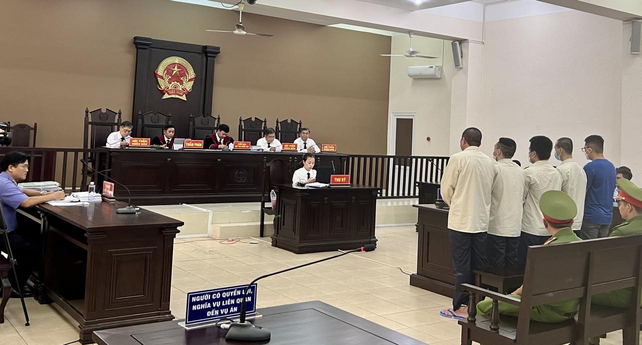 Đang xét xử vụ án đình đám ở Bình Dương, bị hại đông chưa từng có - Ảnh 2. Đang xét xử vụ án đình đám ở Bình Dương, bị hại đông chưa từng có - Ảnh 2.