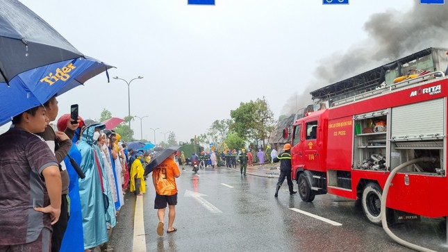 Lửa bao trùm kho hàng ở Quảng Nam, cột khói cao hàng trăm mét - Ảnh 4.