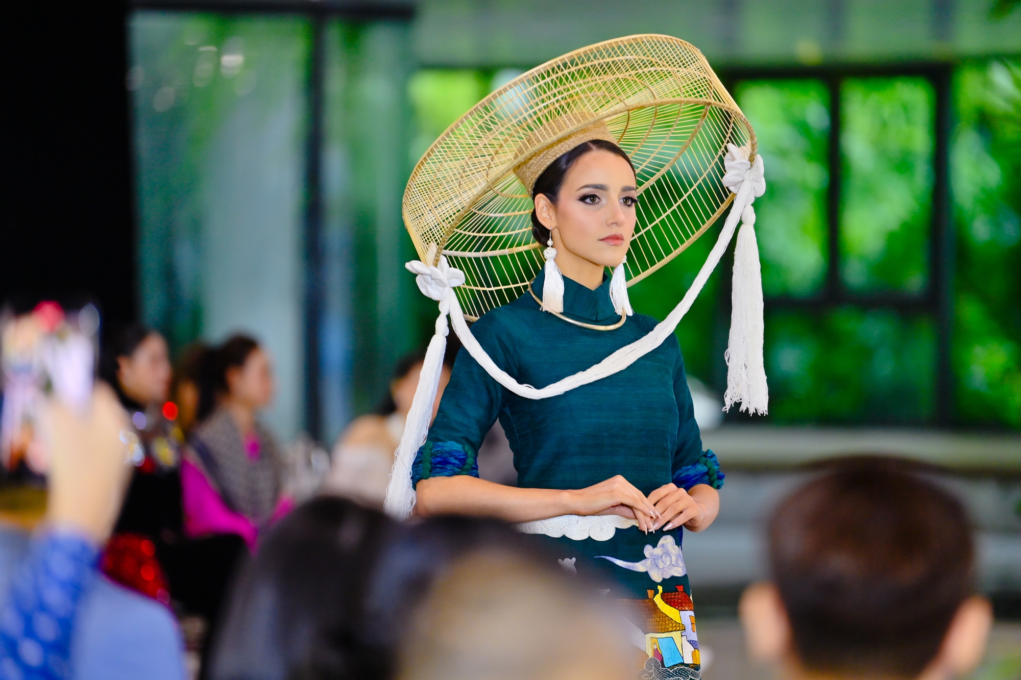 Dàn thí sinh Miss Grand International 4 ngày tại Đà Nẵng: Phát cuồng vì món Việt, &quot;bung skill&quot; diễn loạt BST áo dài hoành tráng - Ảnh 9.