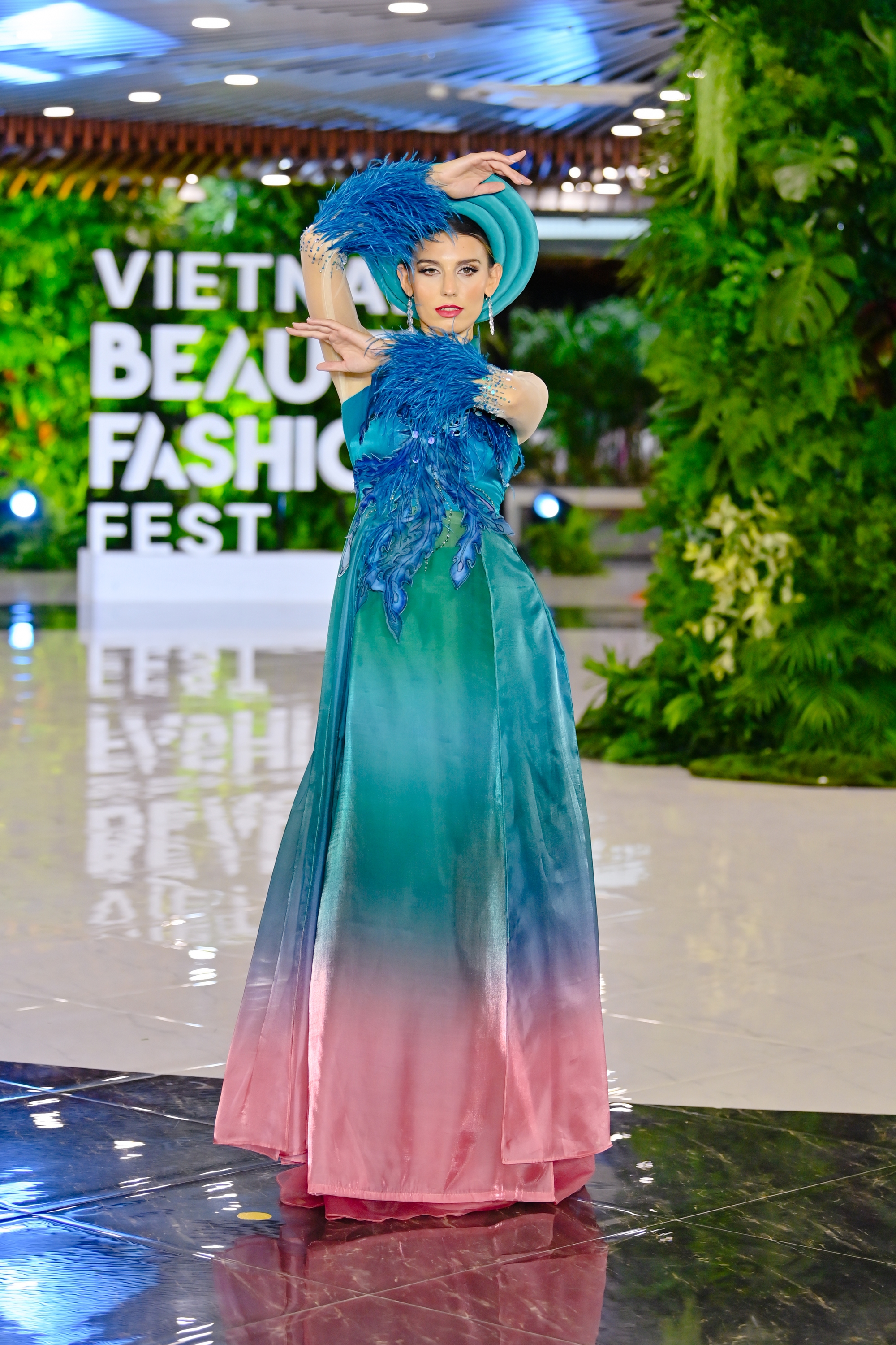 Dàn thí sinh Miss Grand International 4 ngày tại Đà Nẵng: Phát cuồng vì món Việt, &quot;bung skill&quot; diễn loạt BST áo dài hoành tráng - Ảnh 11.