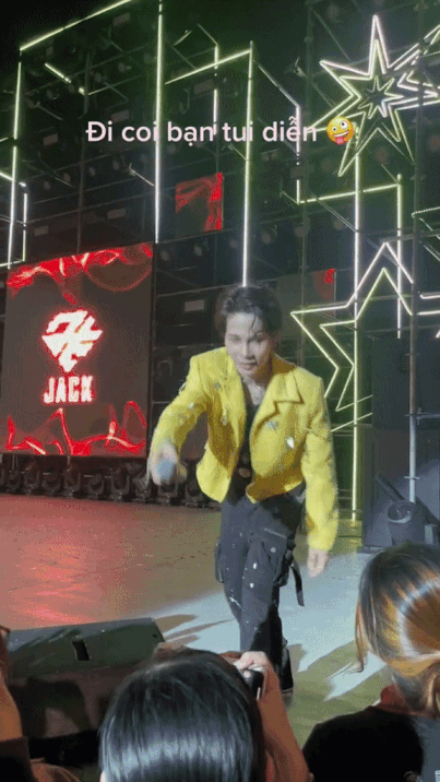 Xôn xao clip Jack đưa nhầm mic cho antifan, nói một câu khiến nam ca sĩ "quê độ" - Ảnh 2. Xôn xao clip Jack đưa nhầm mic cho antifan, nói một câu khiến nam ca sĩ "quê độ" - Ảnh 2.