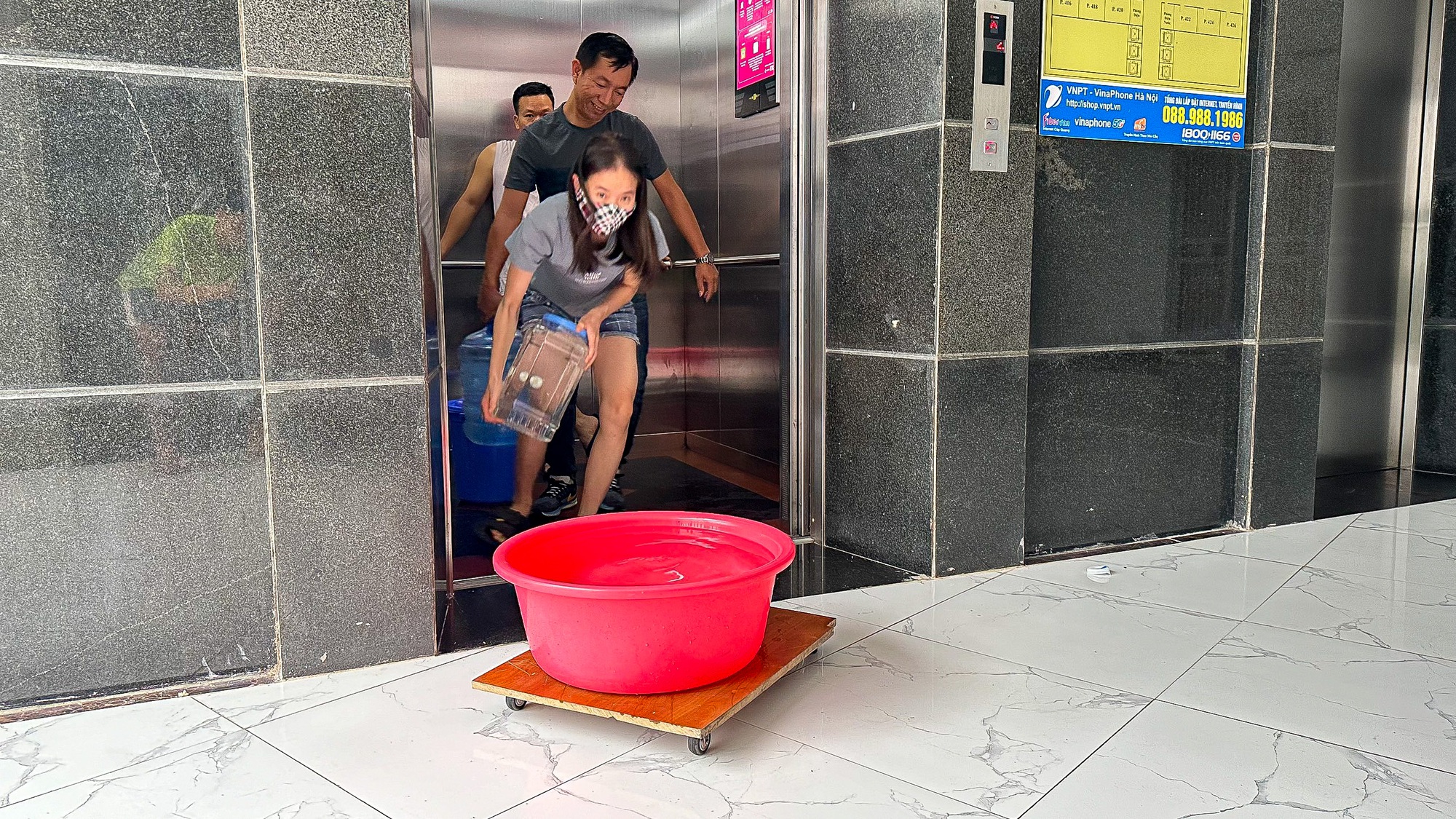 CLIP: Người dân chen chân hứng từng chậu nước sạch - Ảnh 11. CLIP: Người dân chen chân hứng từng chậu nước sạch - Ảnh 11.