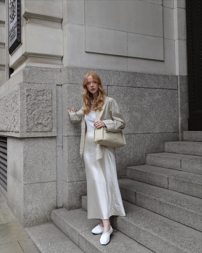 Nàng fashion blogger người Anh chỉ cách sang chảnh hóa thời trang tối giản, chị em áp dụng cho mùa lạnh là chuẩn bài - Ảnh 1.