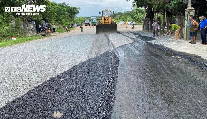 Xe tải mất thắng tông vào vách núi, lộn nhiều vòng ở Phú Yên - Ảnh 3.