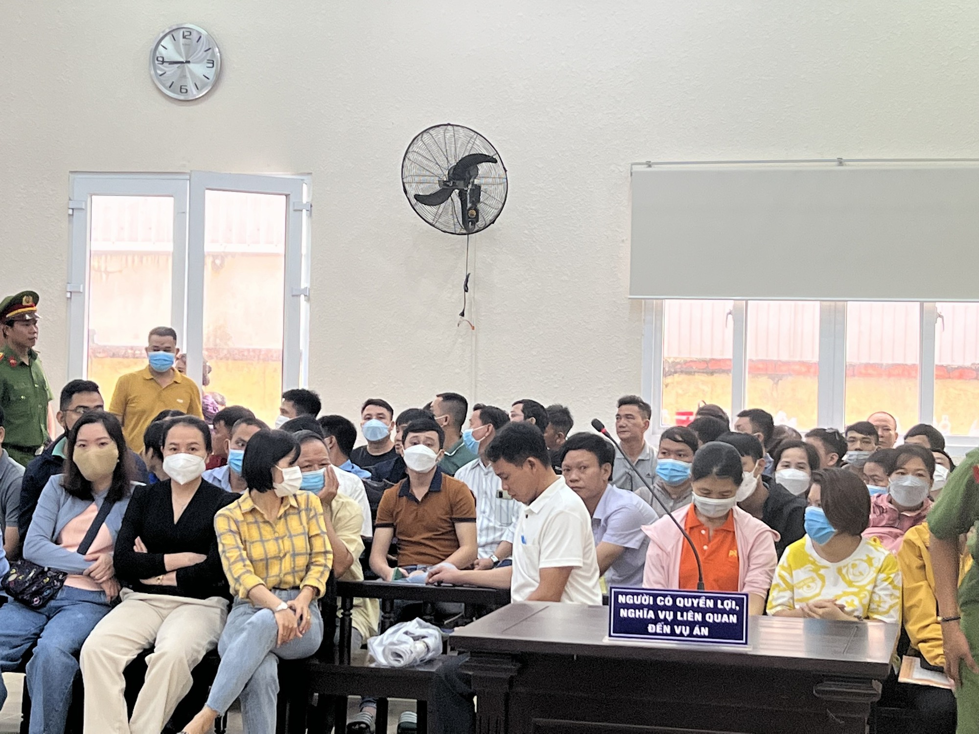 Đang xét xử vụ án đình đám ở Bình Dương, bị hại đông chưa từng có - Ảnh 7. Đang xét xử vụ án đình đám ở Bình Dương, bị hại đông chưa từng có - Ảnh 7.