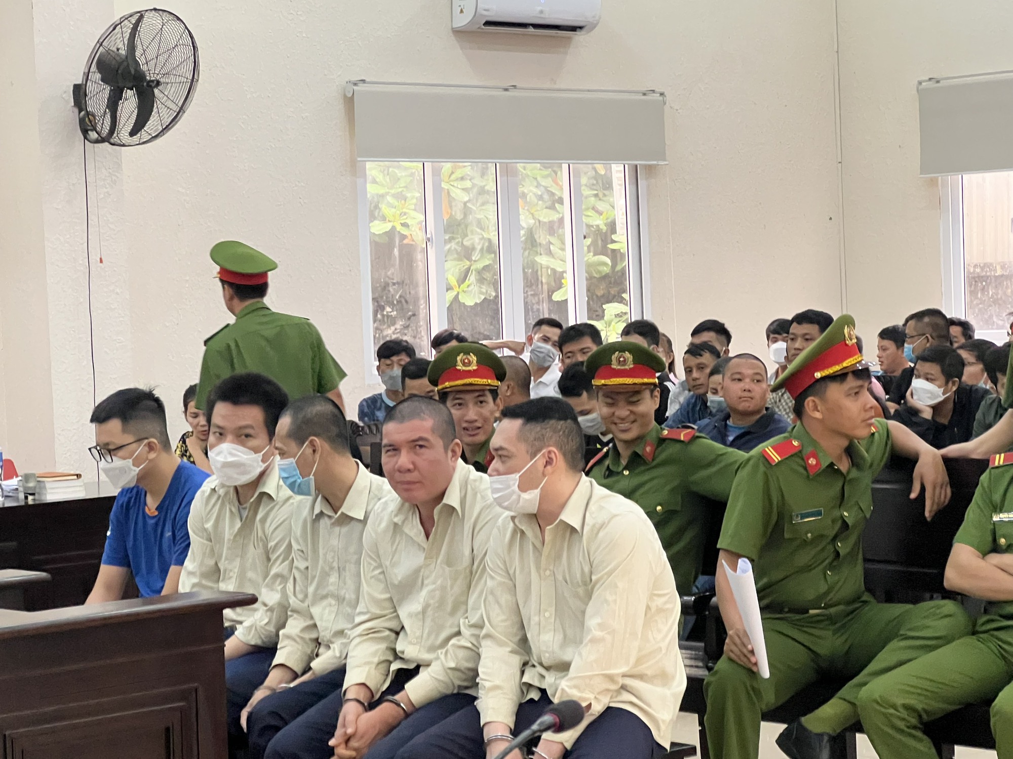 Đang xét xử vụ án đình đám ở Bình Dương, bị hại đông chưa từng có - Ảnh 5. Đang xét xử vụ án đình đám ở Bình Dương, bị hại đông chưa từng có - Ảnh 5.