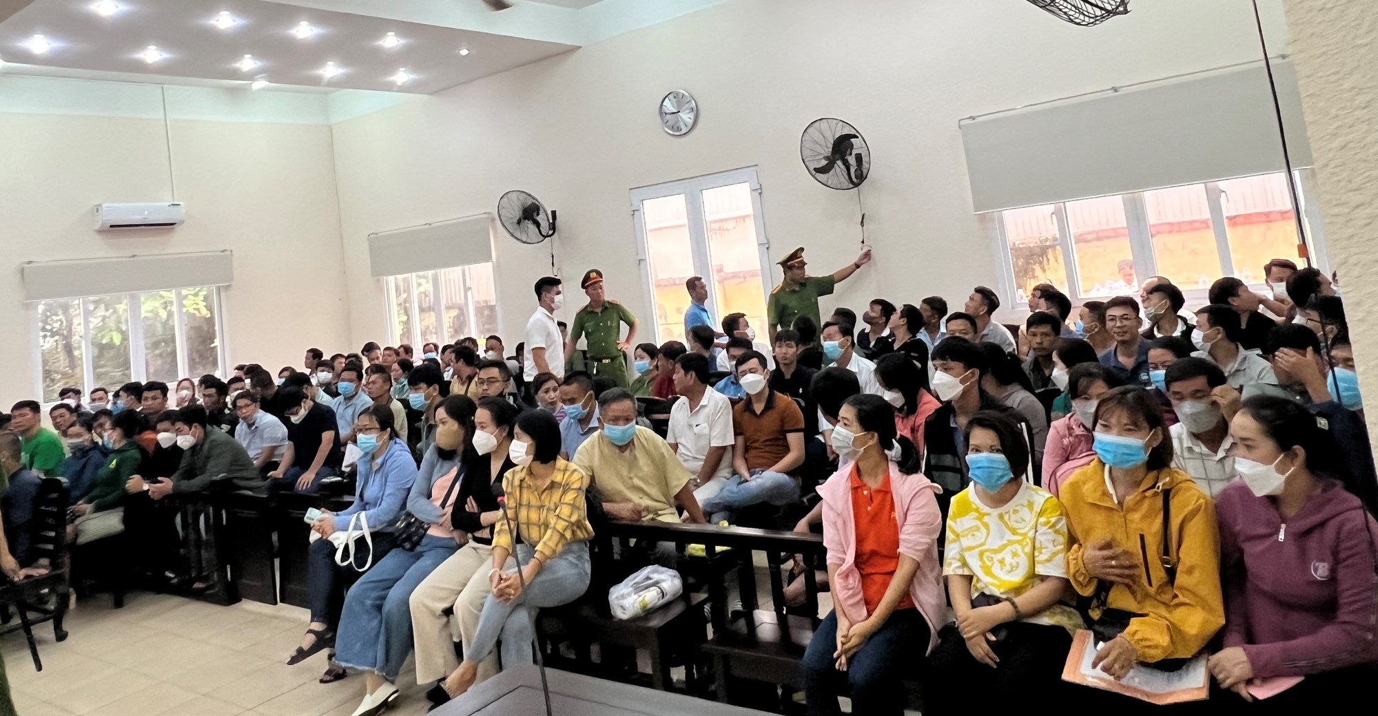 Đang xét xử vụ án đình đám ở Bình Dương, bị hại đông chưa từng có - Ảnh 1. Đang xét xử vụ án đình đám ở Bình Dương, bị hại đông chưa từng có - Ảnh 1.