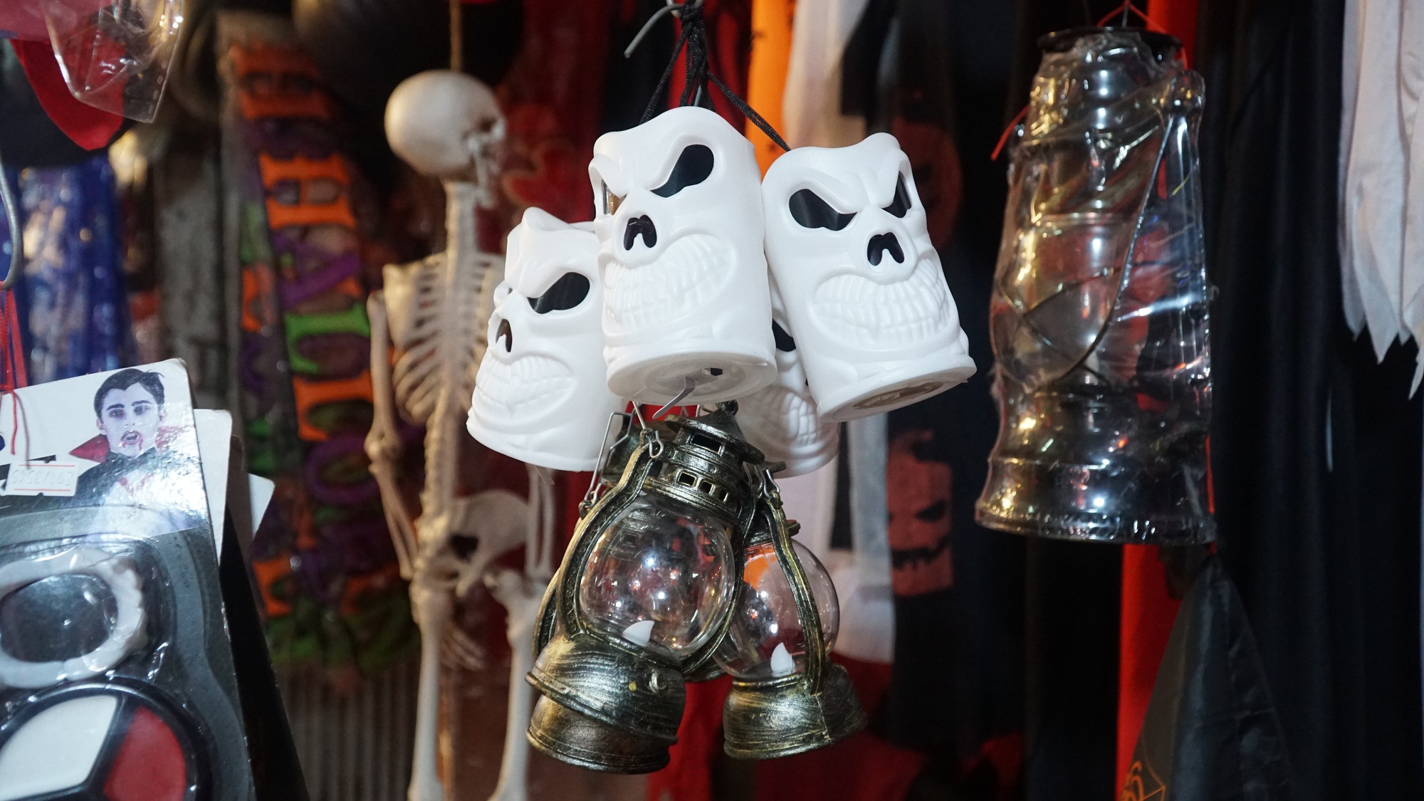 Các cửa hàng ở thành phố Hồ Chí Minh tung đồ trang trí Halloween bắt mắt - Ảnh 3.