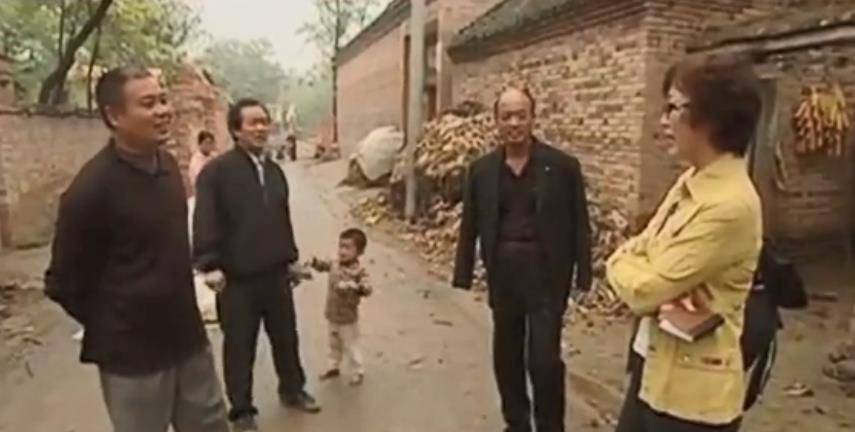 Bí ẩn &quot;ngôi làng tóc bạc&quot; ở Trung Quốc: Chuyên gia đến điều tra cũng bạc đầu theo - Ảnh 4.