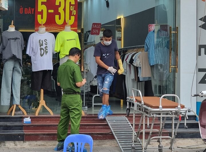 Bắc Ninh: Truy bắt kẻ đâm chết bạn gái tại cửa hàng thời trang rồi bỏ trốn - Ảnh 1.