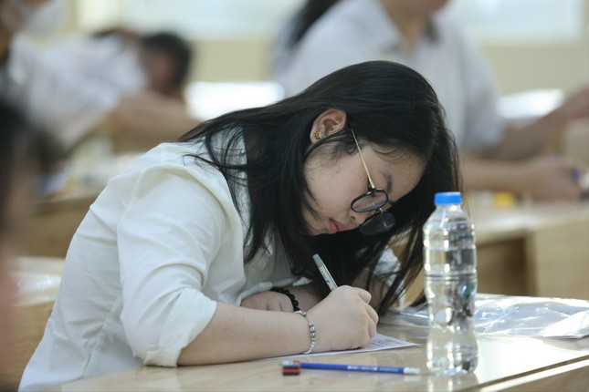 Tuyển sinh lớp 10 ở Hà Nội: Thấp thỏm chờ phương án thi mới - Ảnh 1.