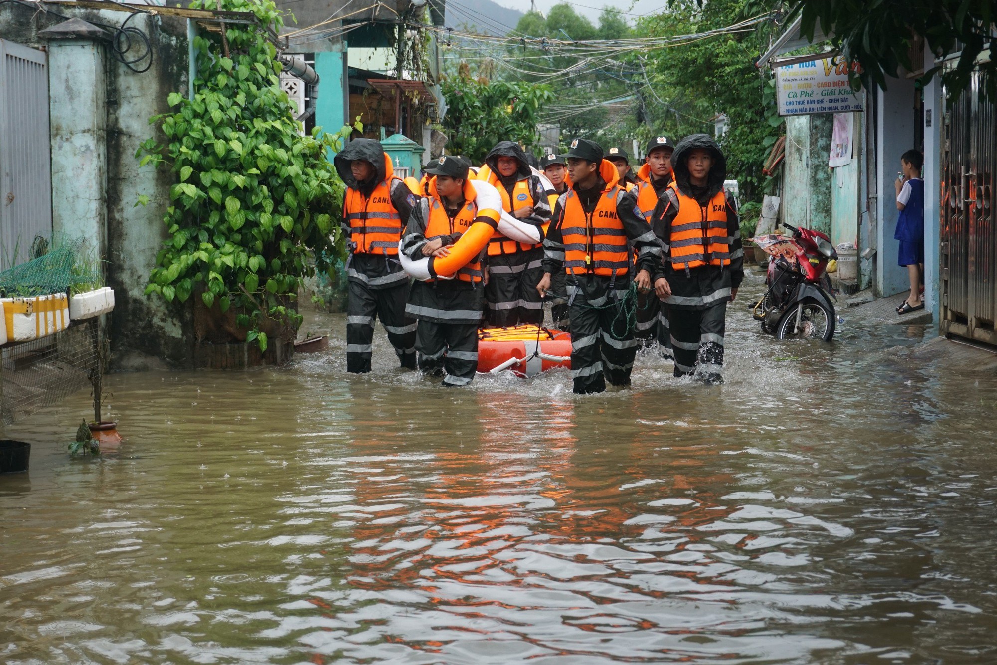 Người dân Đà Nẵng lại tất tả chạy lũ: Vừa dọn bùn xong thì nước lại tràn vào nhà - Ảnh 4.