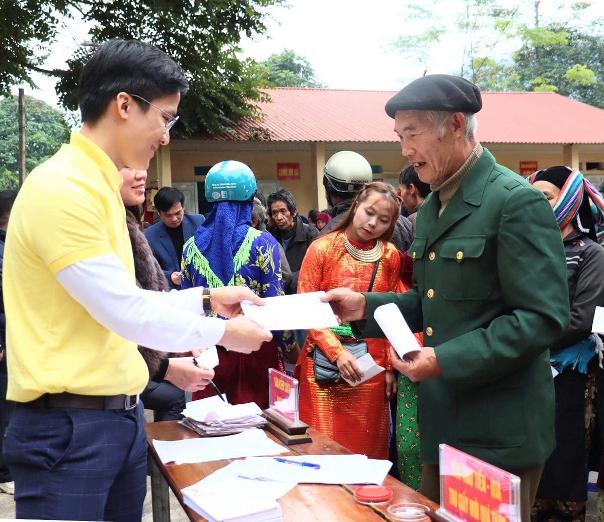 Nối dài hành trình tốt đời đẹp đạo: Vingroup trao học bổng, tặng điểm trường ước mơ,  - Ảnh 3.