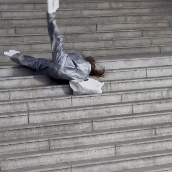Marc Jacobs nhận làn sóng chỉ trích vì cho người mẫu ngã bậc thang để quảng cáo túi xách - Ảnh 1.