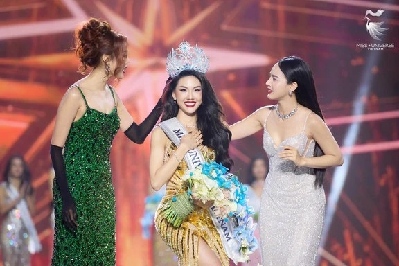 Liên tiếp vướng ồn ào sau khi đăng quang Miss Universe Vietnam, Bùi Quỳnh Hoa lọt top 10 bảng xếp hạng chủ đề nóng - Ảnh 2.