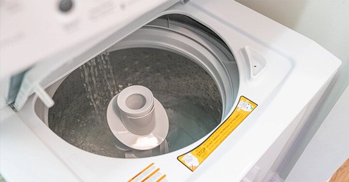 Cậu bé 6 tuổi tử vong sau khi rơi vào máy giặt đang hoạt động - Ảnh 1. Cậu bé 6 tuổi tử vong sau khi rơi vào máy giặt đang hoạt động - Ảnh 1.