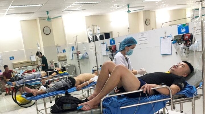 5 người nhập viện sau khi ăn lẩu vỉa hè: Bộ Y tế yêu cầu tạm đình chỉ quán ăn - Ảnh 1.