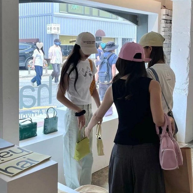Áo phông ruy băng Jennie diện gây sốt tại Hàn: Đến Lisa, Suzy, Yeji (ITZY)... cũng đã sở hữu một em - Ảnh 4.